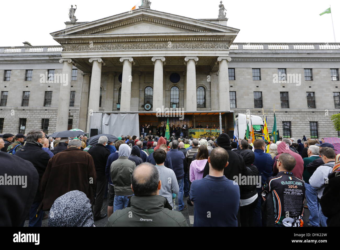 Dublin, Irland. 20. April 2014. Das Gedenken ist halt außerhalb der General Post Office (GPO) eines der wichtigsten Sehenswürdigkeiten der Osteraufstand von 1916. Sinn Féin Präsident Gerry Adams führte die Sinn Féin Gedenkfeier zum 98. Jahrestag der Osteraufstand von 1916. Die Partei Anhänger marschierten aus dem Garden of Remembrance, das General Post Office (GPO) für eine Rallye. Bildnachweis: Michael Debets/Alamy Live-Nachrichten Stockfoto