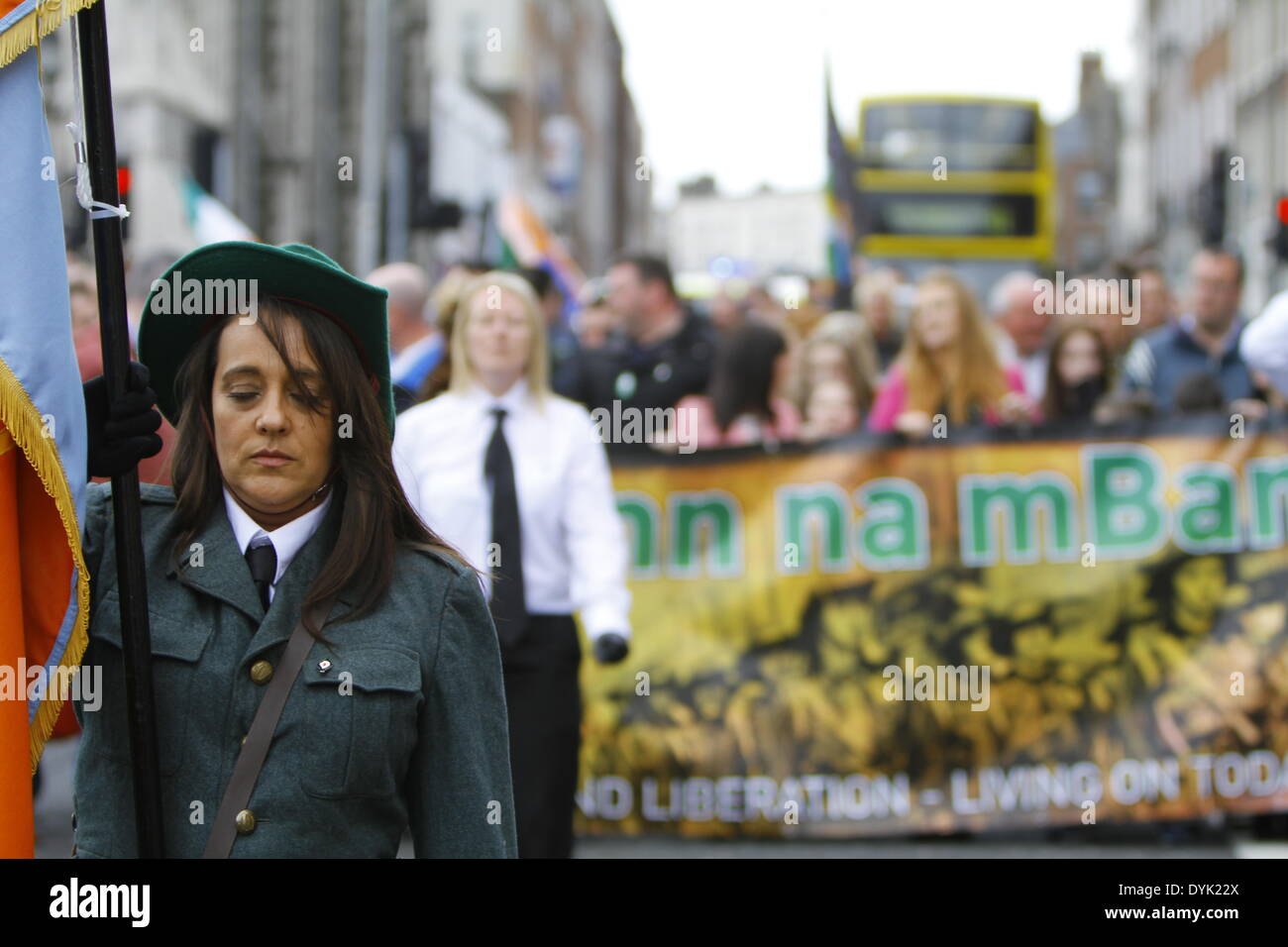 Dublin, Irland. 20. April 2014. Nahaufnahme Bild eines Mitglieds der Partei Cumann Na mBan Farbe. Sinn Féin Präsident Gerry Adams führte die Sinn Féin Gedenkfeier zum 98. Jahrestag der Osteraufstand von 1916. Die Partei Anhänger marschierten aus dem Garden of Remembrance, das General Post Office (GPO) für eine Rallye. Bildnachweis: Michael Debets/Alamy Live-Nachrichten Stockfoto