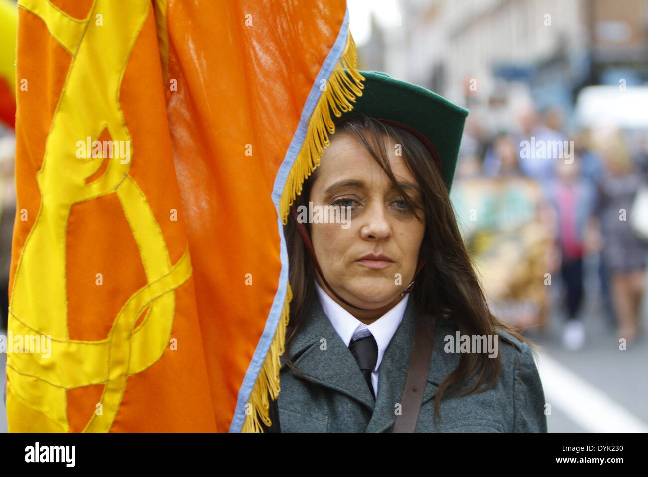 Dublin, Irland. 20. April 2014. Nahaufnahme Bild eines Mitglieds der Partei Cumann Na mBan Farbe. Sinn Féin Präsident Gerry Adams führte die Sinn Féin Gedenkfeier zum 98. Jahrestag der Osteraufstand von 1916. Die Partei Anhänger marschierten aus dem Garden of Remembrance, das General Post Office (GPO) für eine Rallye. Bildnachweis: Michael Debets/Alamy Live-Nachrichten Stockfoto