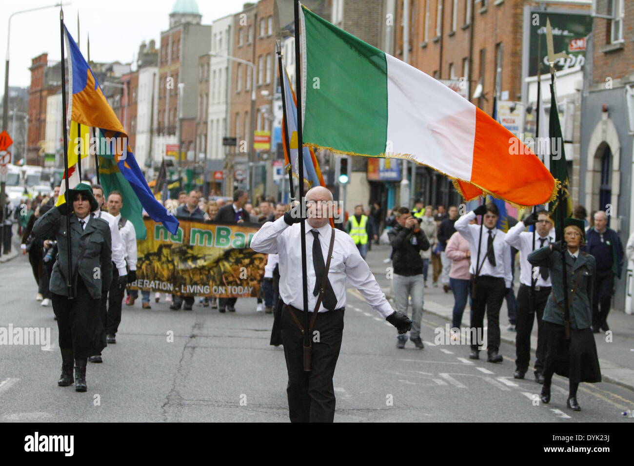 Dublin, Irland. 20. April 2014. Gedenken-März ist unter der Leitung von einem Sinn Féin und Cumann Na mBan Partei Farbe. Sinn Féin Präsident Gerry Adams führte die Sinn Féin Gedenkfeier zum 98. Jahrestag der Osteraufstand von 1916. Die Partei Anhänger marschierten aus dem Garden of Remembrance, das General Post Office (GPO) für eine Rallye. Bildnachweis: Michael Debets/Alamy Live-Nachrichten Stockfoto