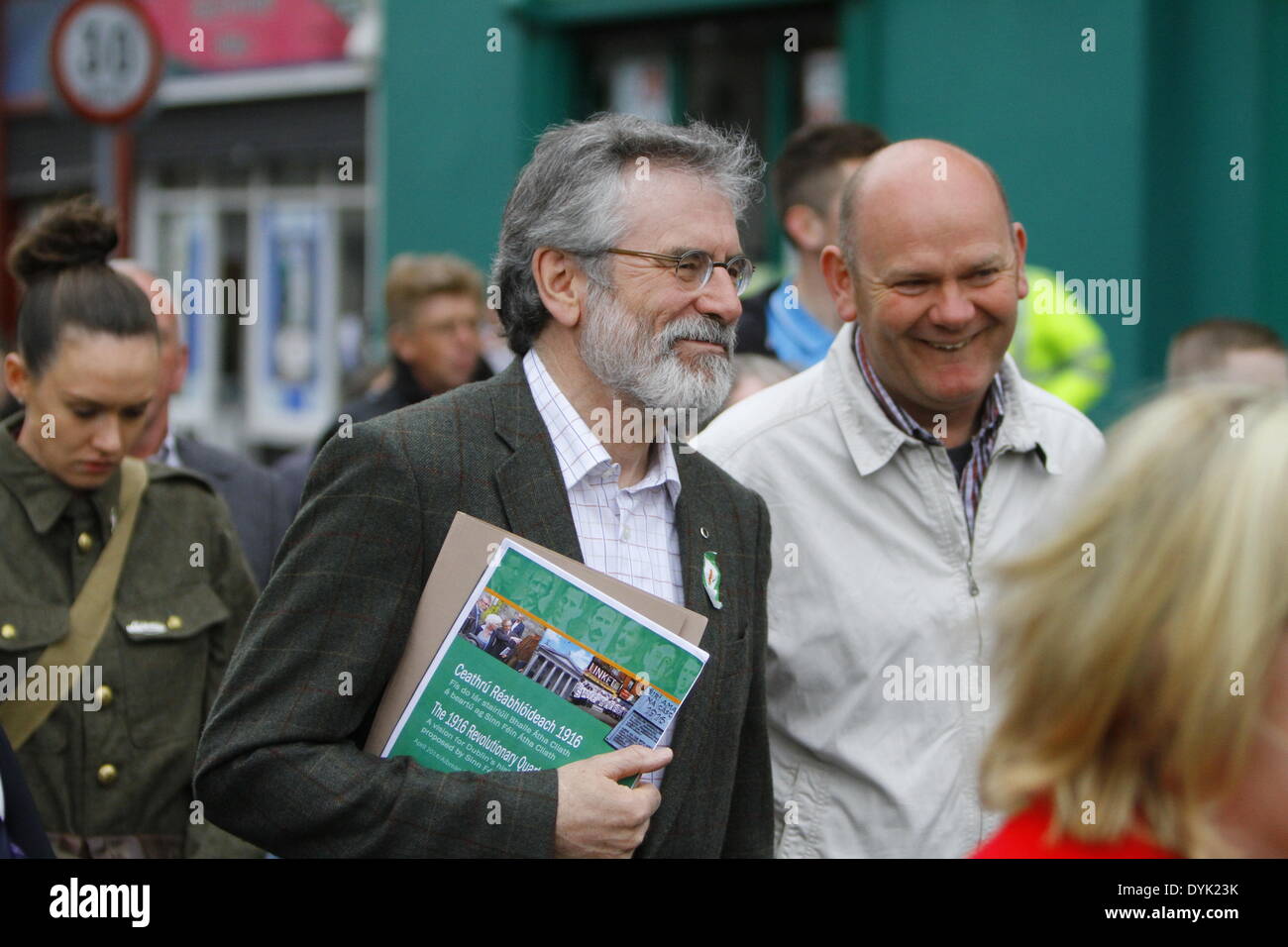 Dublin, Irland. 20. April 2014. Sinn Féin Präsident Gerry Adams ist in Gedenken März abgebildet. Sinn Féin Präsident Gerry Adams führte die Sinn Féin Gedenkfeier zum 98. Jahrestag der Osteraufstand von 1916. Die Partei Anhänger marschierten aus dem Garden of Remembrance, das General Post Office (GPO) für eine Rallye. Bildnachweis: Michael Debets/Alamy Live-Nachrichten Stockfoto