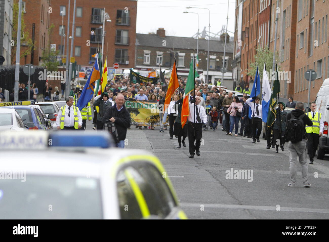 Dublin, Irland. 20. April 2014. Gedenken-März ist unter der Leitung von einem Sinn Féin und Cumann Na mBan Partei Farbe. Sinn Féin Präsident Gerry Adams führte die Sinn Féin Gedenkfeier zum 98. Jahrestag der Osteraufstand von 1916. Die Partei Anhänger marschierten aus dem Garden of Remembrance, das General Post Office (GPO) für eine Rallye. Bildnachweis: Michael Debets/Alamy Live-Nachrichten Stockfoto
