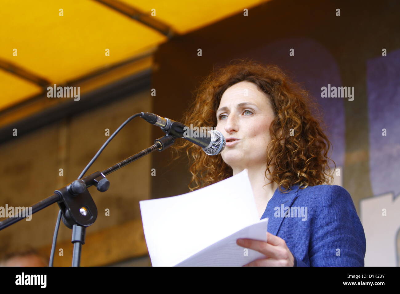 Dublin, Irland. 20. April 2014. Lynn Boylan, MEP Wahl Kandidaten für die Wahl 2014 richtet sich das Gedenken. Sinn Féin Präsident Gerry Adams führte die Sinn Féin Gedenkfeier zum 98. Jahrestag der Osteraufstand von 1916. Die Partei Anhänger marschierten aus dem Garden of Remembrance, das General Post Office (GPO) für eine Rallye. Bildnachweis: Michael Debets/Alamy Live-Nachrichten Stockfoto
