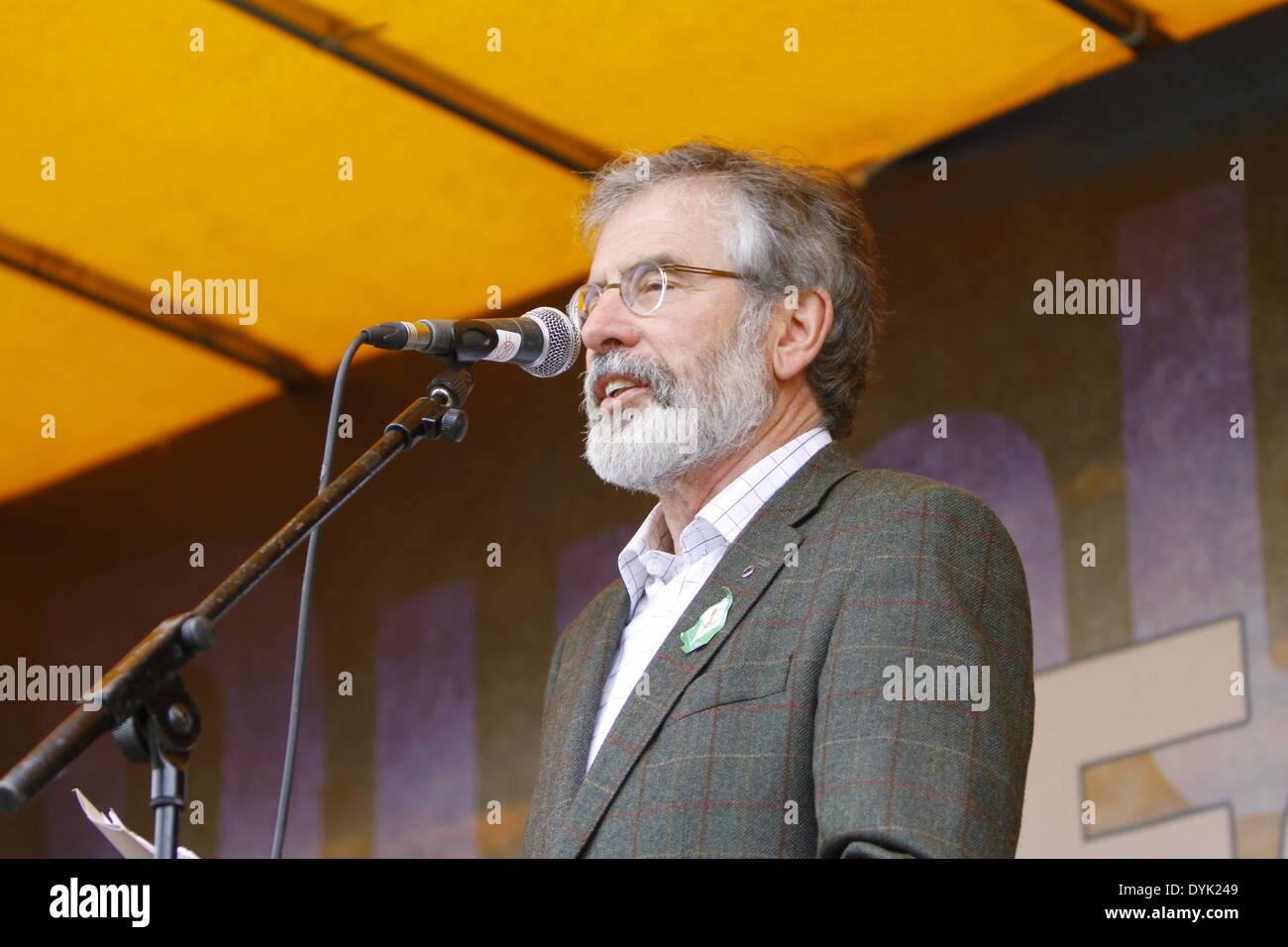 Dublin, Irland. 20. April 2014. Sinn Féin Präsident Gerry Adams befasst sich mit das Gedenken. Sinn Féin Präsident Gerry Adams führte die Sinn Féin Gedenkfeier zum 98. Jahrestag der Osteraufstand von 1916. Die Partei Anhänger marschierten aus dem Garden of Remembrance, das General Post Office (GPO) für eine Rallye. Bildnachweis: Michael Debets/Alamy Live-Nachrichten Stockfoto