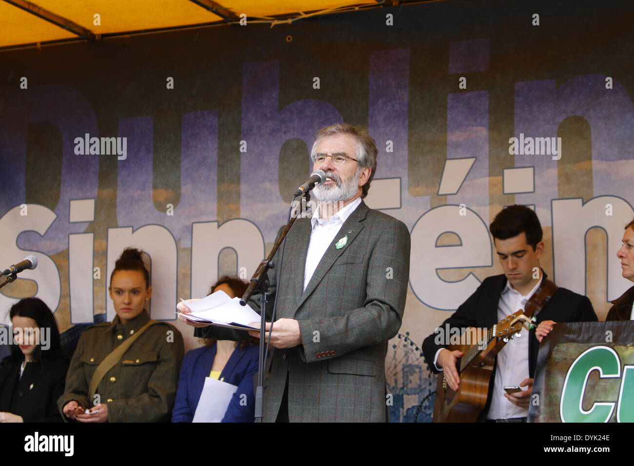 Dublin, Irland. 20. April 2014. Sinn Féin Präsident Gerry Adams befasst sich mit das Gedenken. Sinn Féin Präsident Gerry Adams führte die Sinn Féin Gedenkfeier zum 98. Jahrestag der Osteraufstand von 1916. Die Partei Anhänger marschierten aus dem Garden of Remembrance, das General Post Office (GPO) für eine Rallye. Bildnachweis: Michael Debets/Alamy Live-Nachrichten Stockfoto