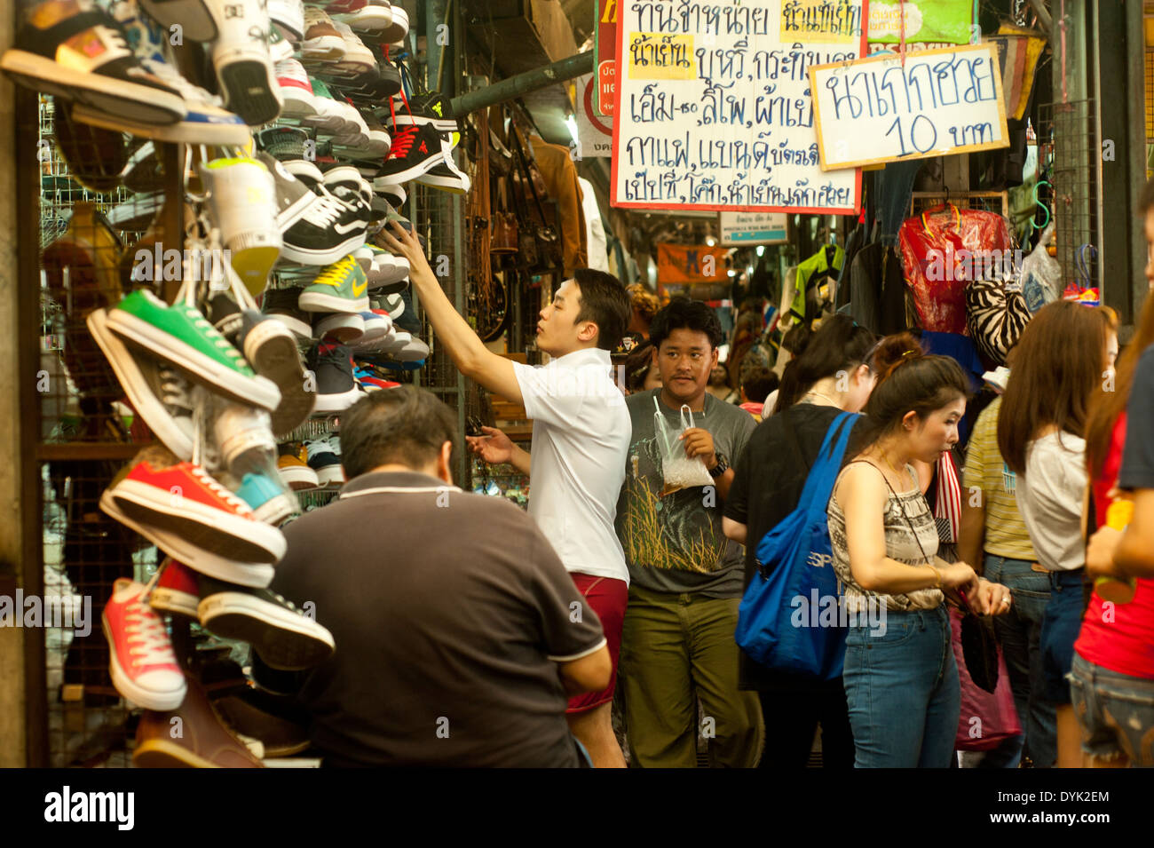 Bangkok, Thailand - Chatuchak Markt Schuhe Stockfoto