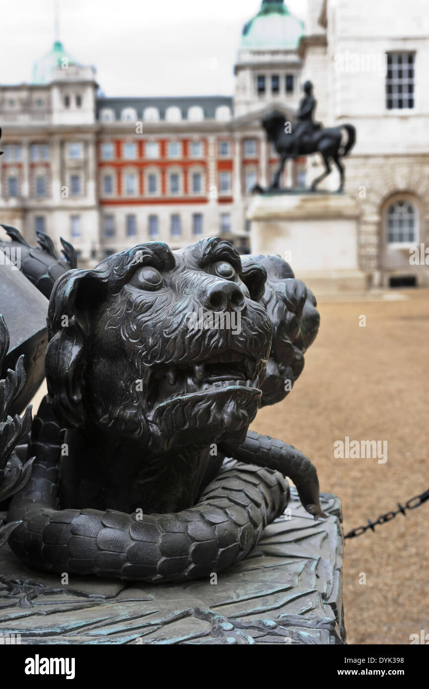 Cadiz-Memorial-Skulptur mit zwei headed Hund am Horse Guard Parade, London, England, Vereinigtes Königreich. Stockfoto