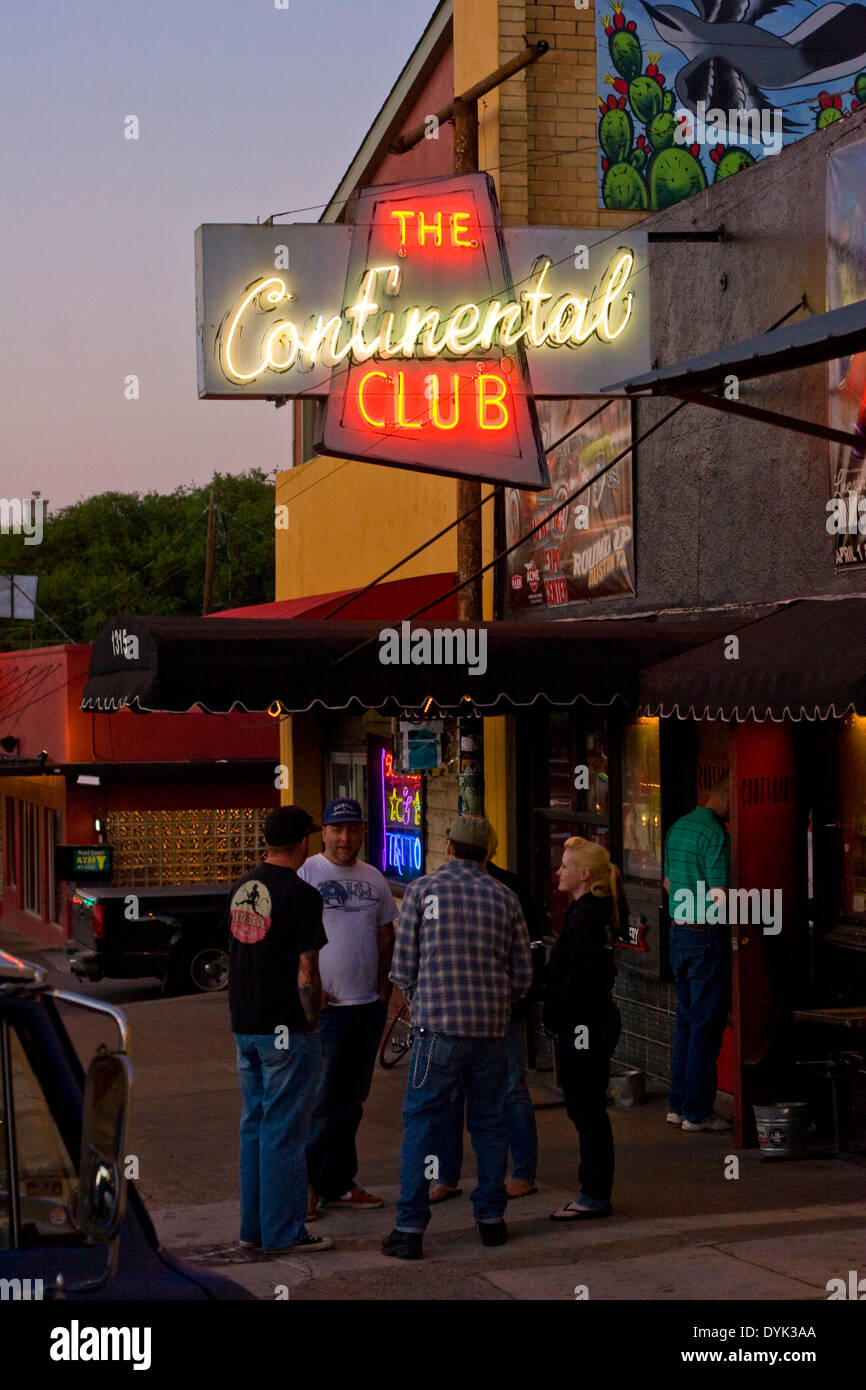 Der Continental-Club in der Nacht mit Leuchtreklame. Stockfoto