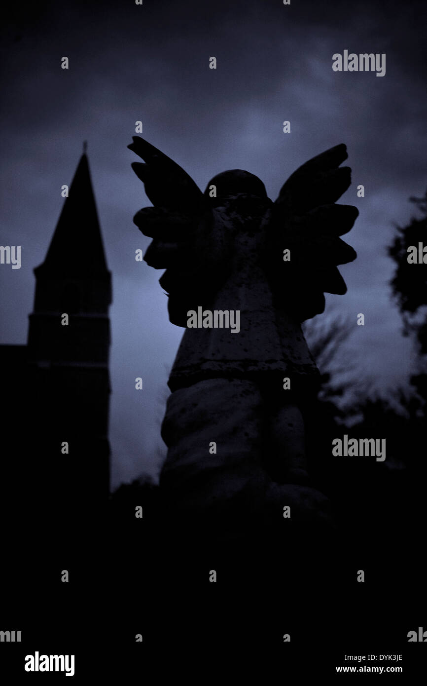 Geflügelte Engel Silhouette mit Kirchturm mit einem blauen Hintergrund Stockfoto