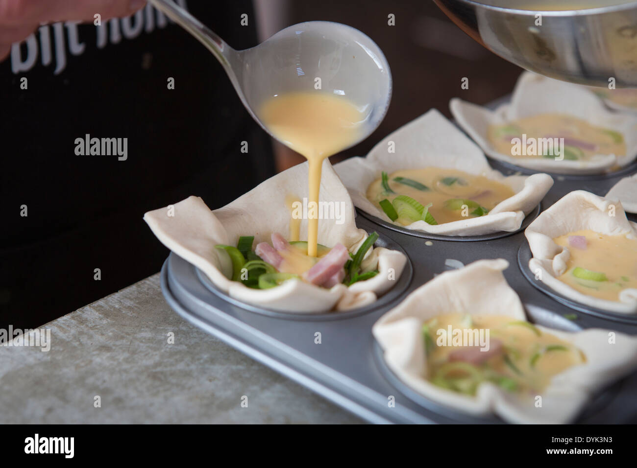 Zubereitung von Schinken Lauch Quiche herzhaften Pasteten hautnah Stockfoto