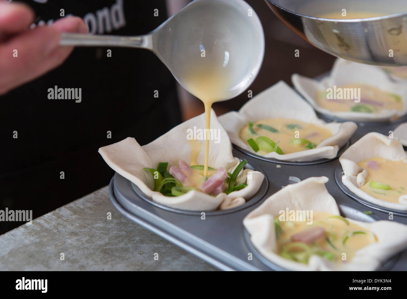 Zubereitung von Schinken Lauch Quiche herzhaften Pasteten hautnah Stockfoto