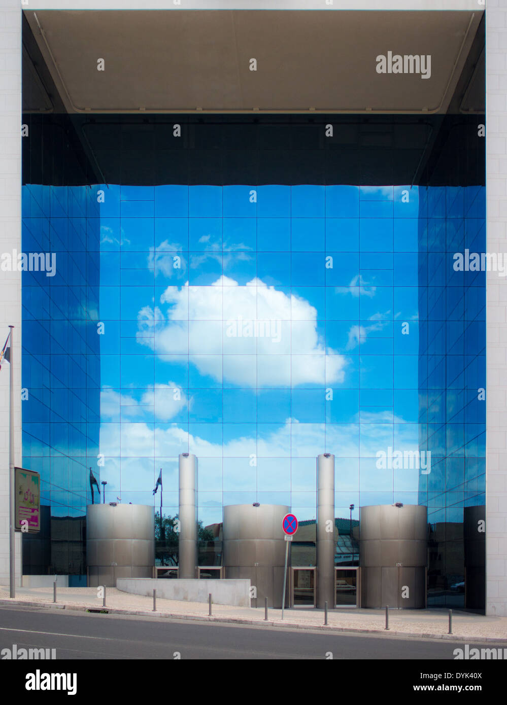 Wolke spiegelt sich in Glas Gebäudewand drinnen oder draußen? Stockfoto