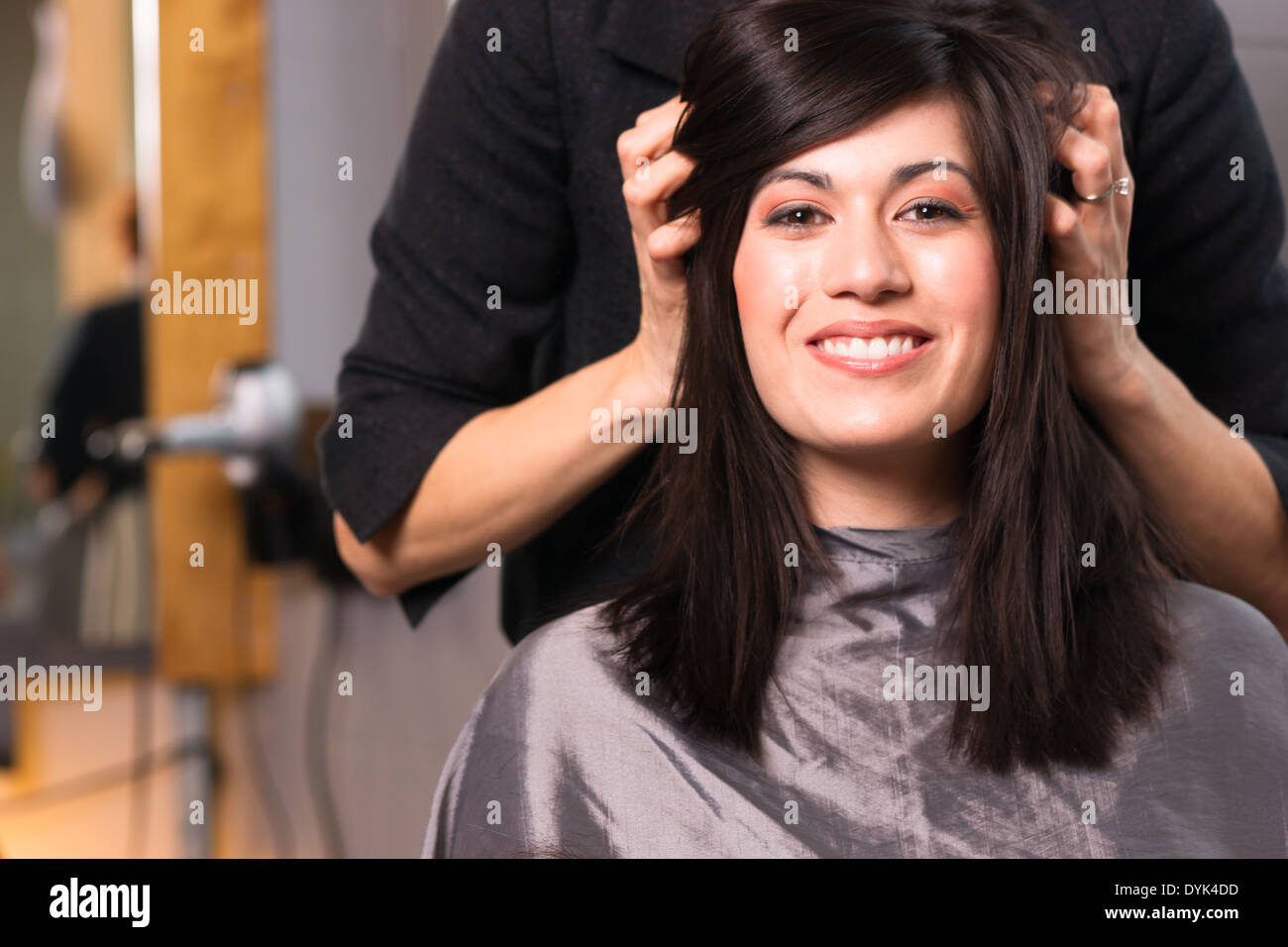 Salon Haarschnitt Haarschnitt Lächeln Frau weibliche Person Menschen schöne Brünette Schönheit Tag Wellness Spa Lächeln smock menschlichen Kämmen Stockfoto