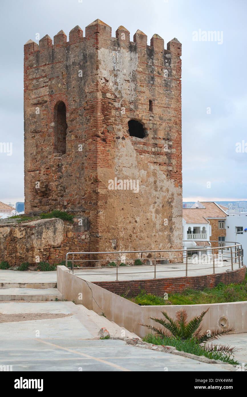 Alte Festung Turm Denkmal in Tanger, Marokko Stockfoto