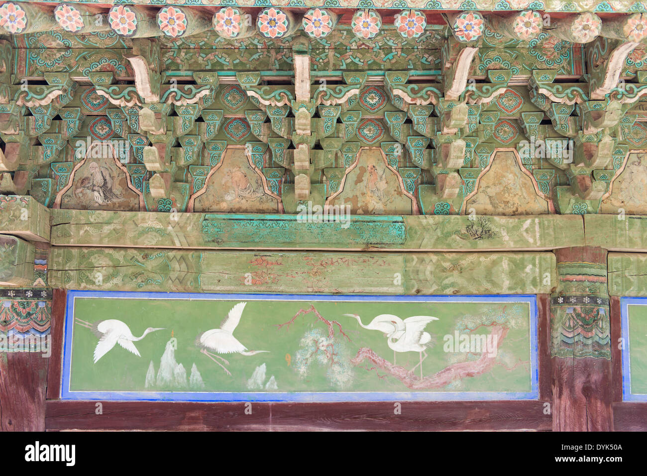 Wandmalerei mit weiße Kraniche auf den Heungguksa-Tempel in Südkorea Stockfoto