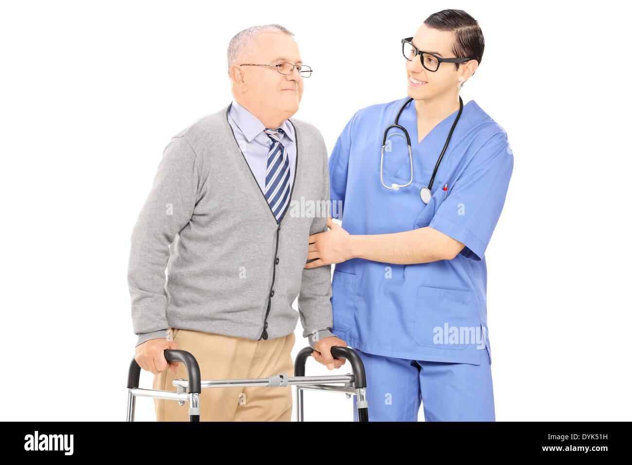 Krankenpfleger, die helfen, eines älteren Mannes mit walker Stockfoto
