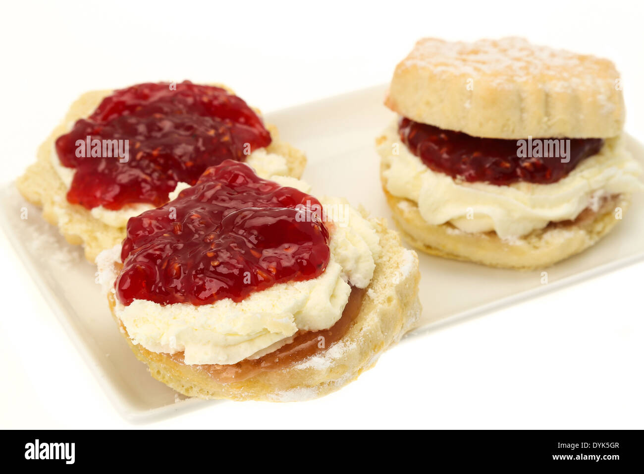 Creme Tee - Scones mit Erdbeer-Marmelade und Sahne - Studio gedreht mit Tiefenschärfe und einen weißen Hintergrund Stockfoto