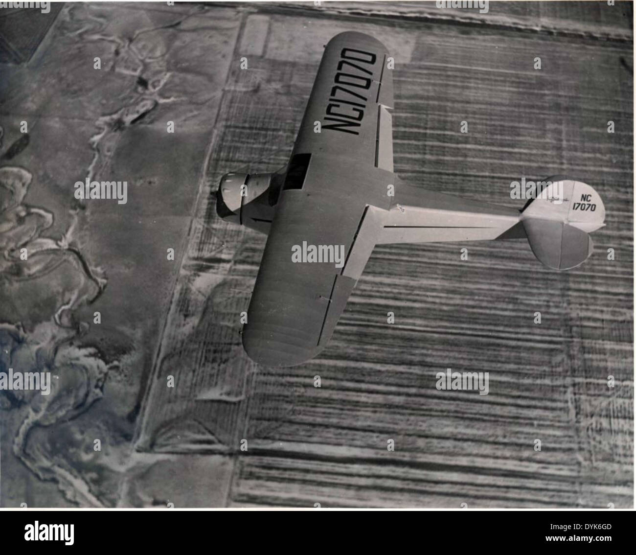 Dieses Bild zeigt Mort Brown mit der Cessna C-37, registriert als #6. Bekannt für seine Rolle als Testpilot, trug Mort Brown maßgeblich zur Bewertung und Leistungsprüfung von Flugzeugen bei. Die Cessna C-37 mit der Zulassungsnummer NC17070 war Teil einer Reihe von Flugzeugen, die Mitte des 20. Jahrhunderts für verschiedene Flugversuche eingesetzt wurden. Stockfoto