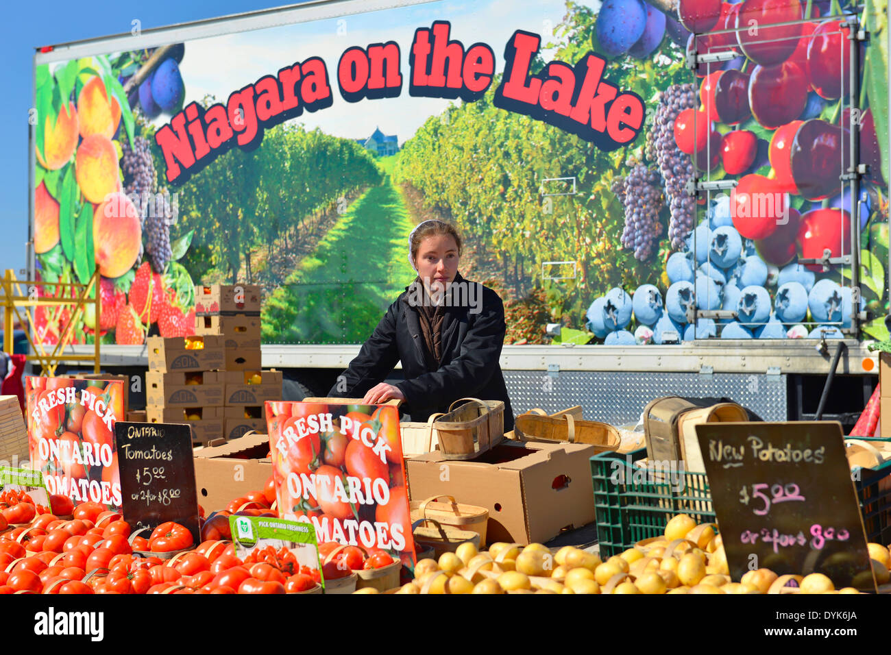 Mennonite Frau Verkauf von Gemüse, St. Jacobs Village, Farmers Market, Ontario Stockfoto
