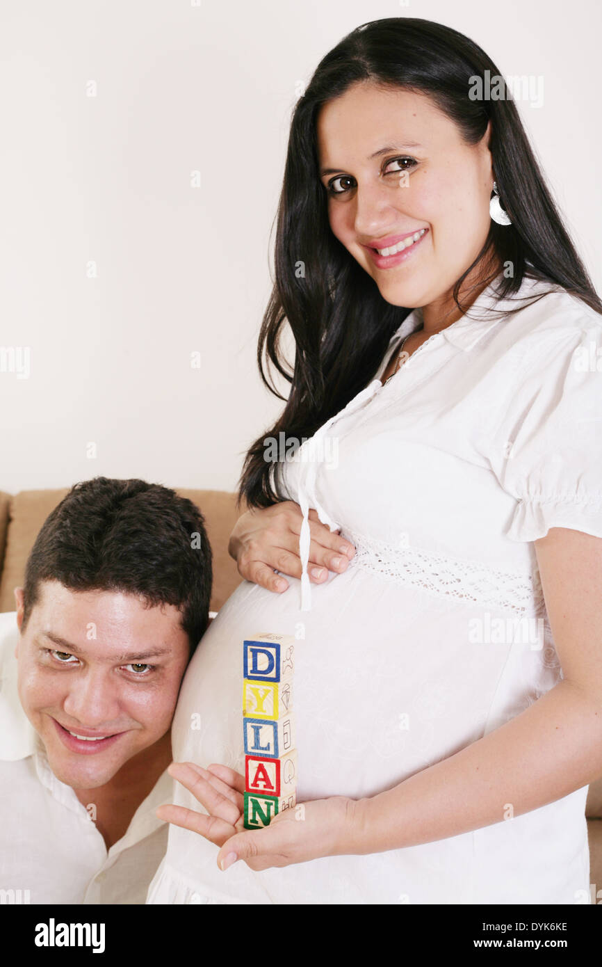 Schwangere Frau Mit Papa Mit Brief Vom Wurfel Dylan In Der Nahe Von Ihrem Bauch Im Wohnzimmer Stockfotografie Alamy