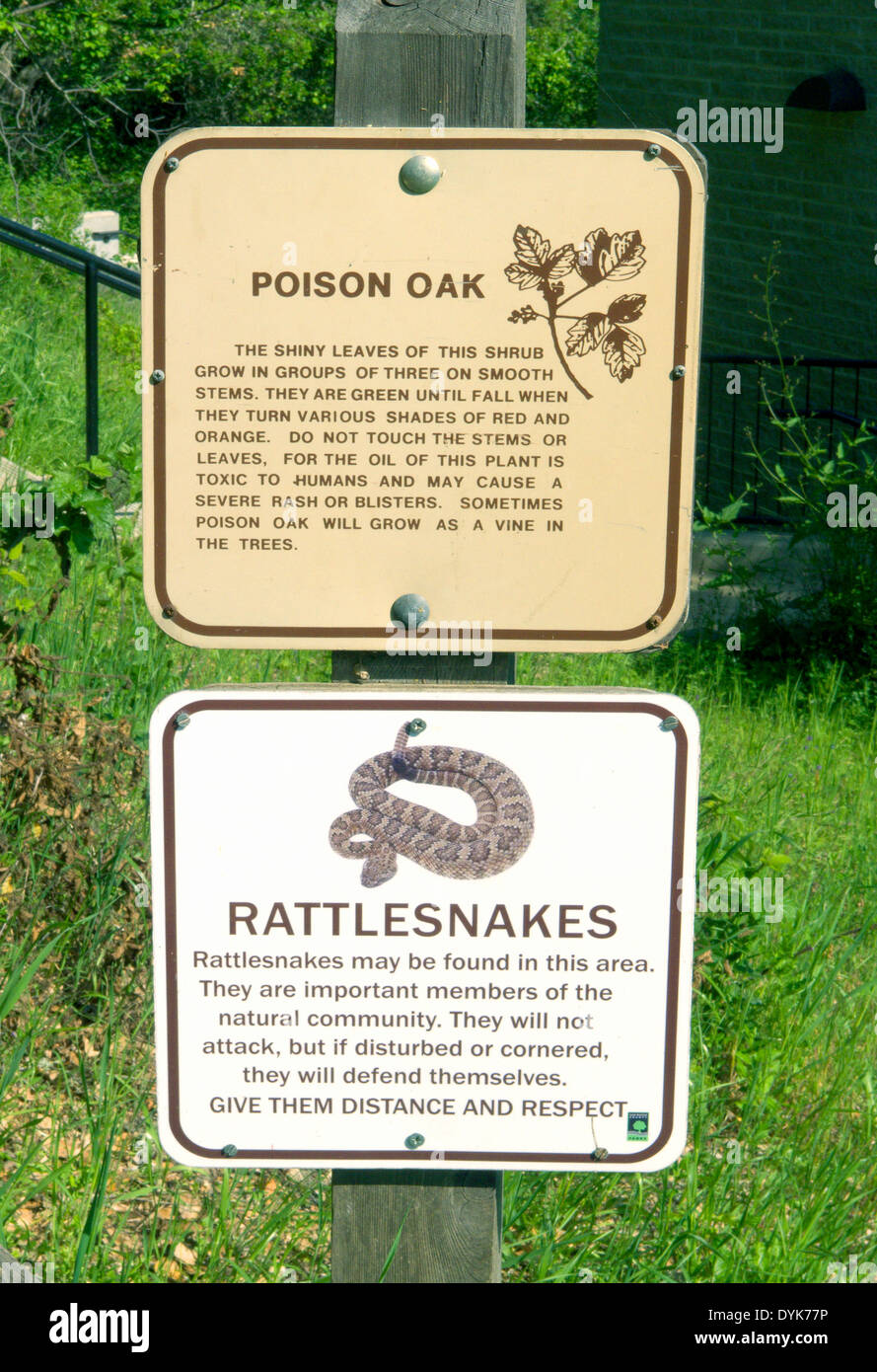 Warnzeichen, Klapperschlangen! Poison Oak! California State Park Stockfoto