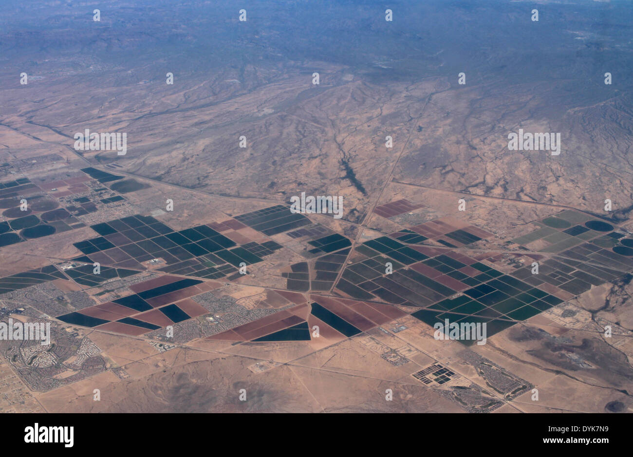 Aerial bewässern Hof-Feld in der Wüste in der Nähe von Phoenix Arizona Stockfoto