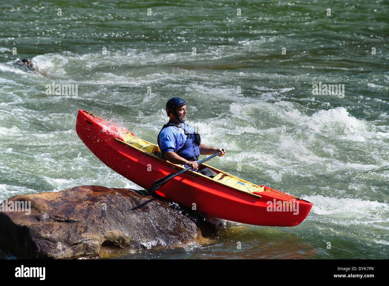 Kajakfahrer ruht sein Kajak auf einem Felsen nach dem Paddeln Ocoee River, Tennessee Stockfoto