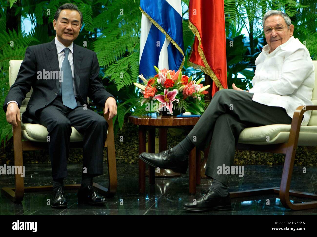 Havanna, Kuba. 20. April 2014. President of Council of State of Cuba Raul Castro Ruz (R) trifft sich mit chinesischen Außenminister Wang Yi (L) im Palast der Revolution in Havanna, die Hauptstadt von Kuba, am 20. April 2014. © David De La Paz/Xinhua/Alamy Live News Stockfoto