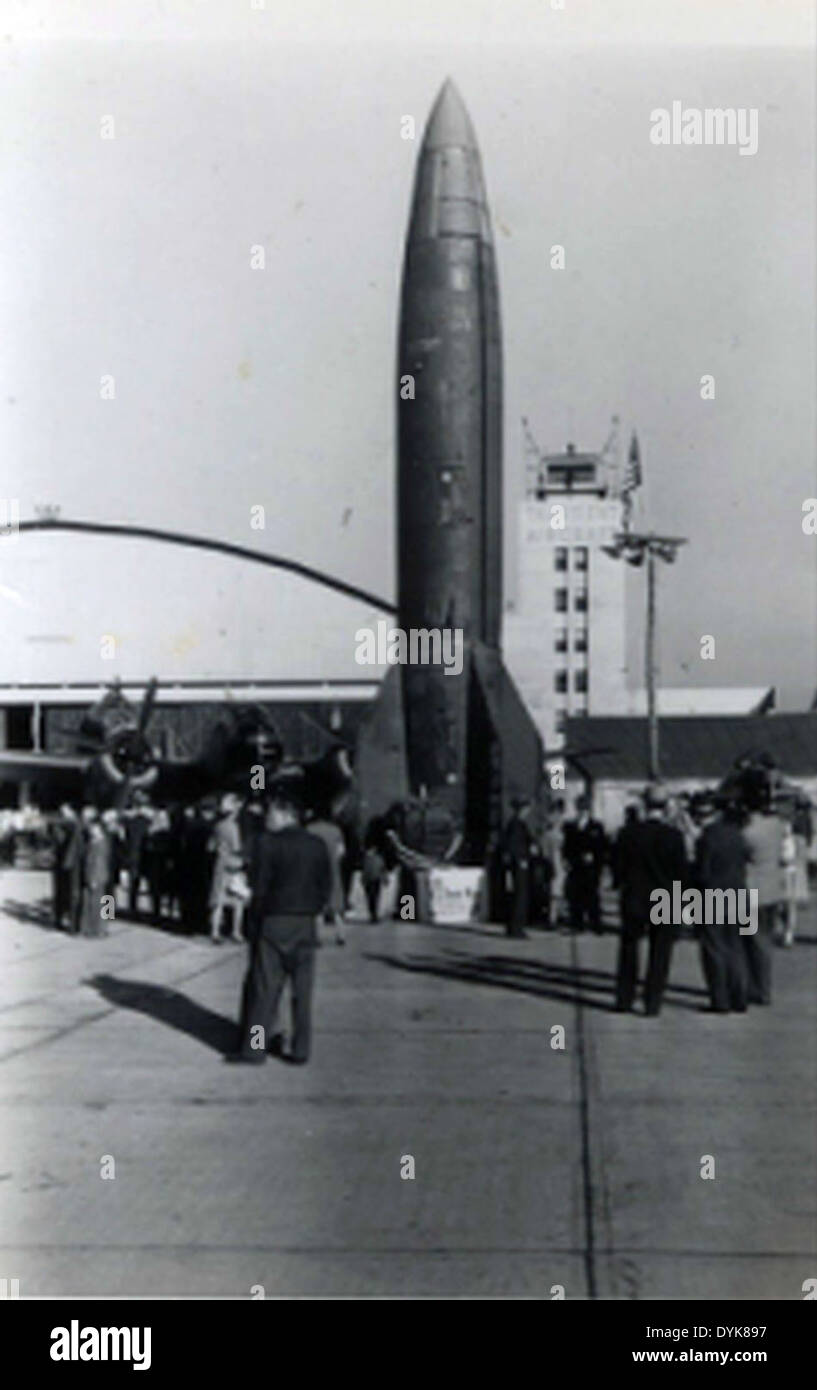 Die V-2 (A-4) war eine deutsche ballistische Rakete, die während des Zweiten Weltkriegs von der Mittelwerk GmbH unter der Leitung von Wernher von Braun entwickelt wurde. Die Vergeltungswaffe 2 war die erste ballistische Langstreckenrakete. Sie wurde von Nazi-Deutschland genutzt, um alliierte Städte gegen Ende des Krieges anzugreifen. Stockfoto