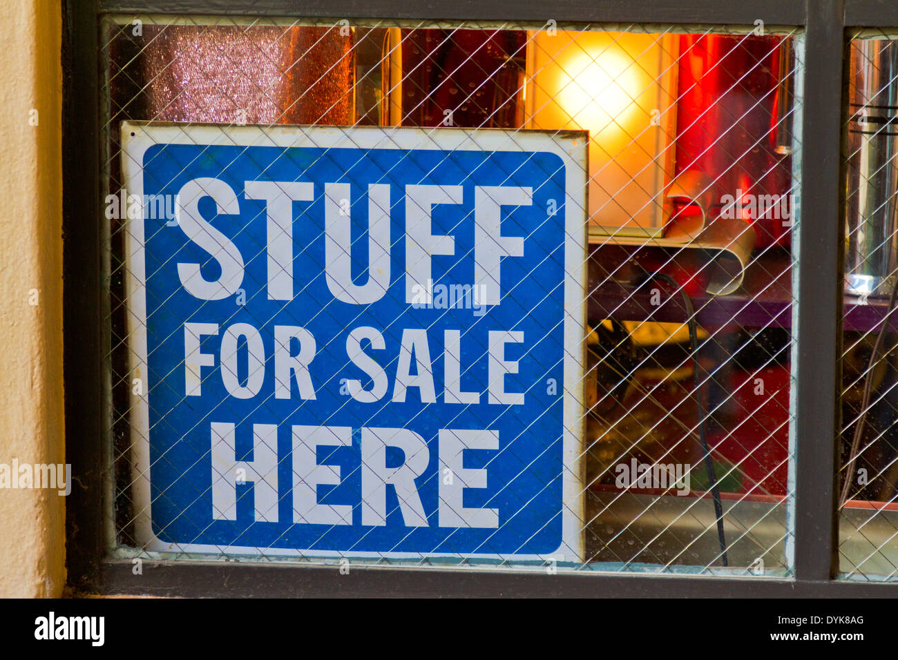 Humorvolle Schild im Schaufenster "Lesestoff zum Verkauf hier" Stockfoto