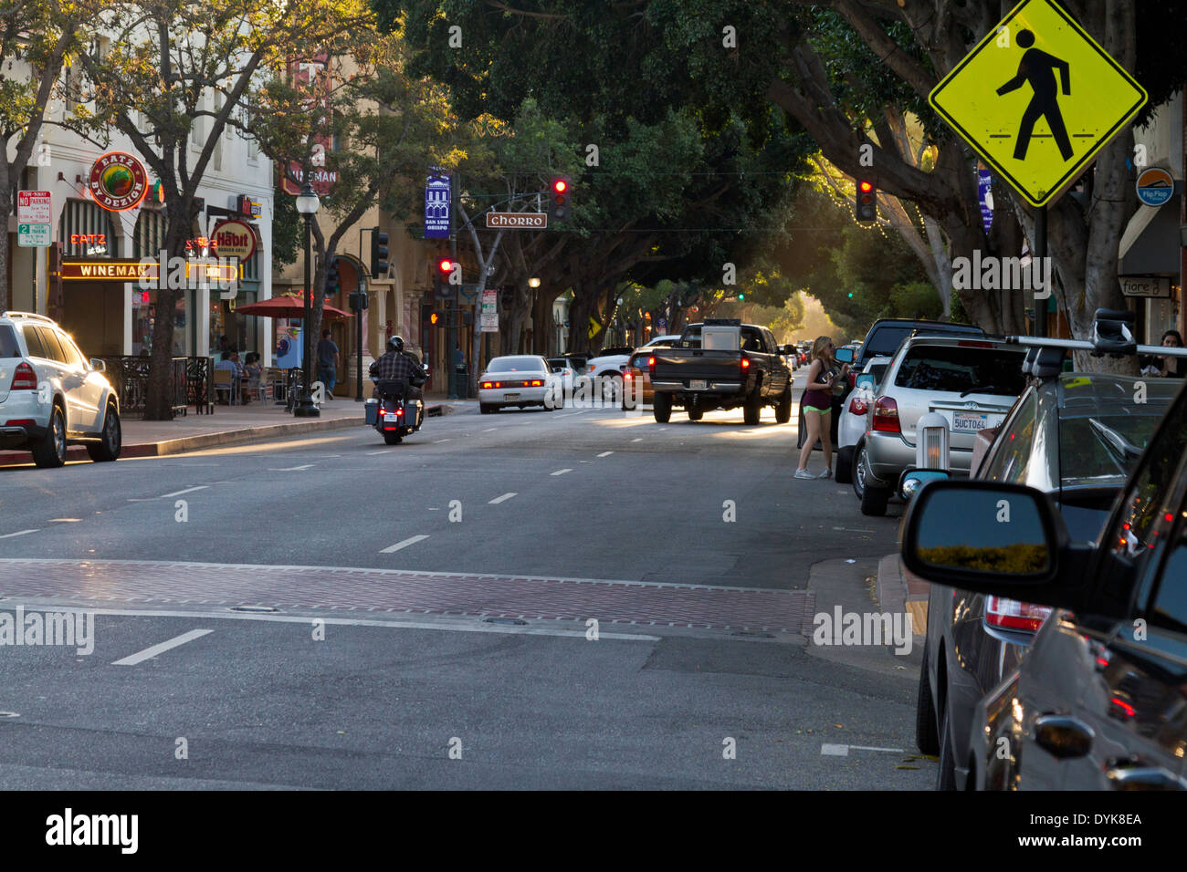 Blick auf Zebrastreifen auf Straße in der Innenstadt von San Luis Obispo, Kalifornien Stockfoto