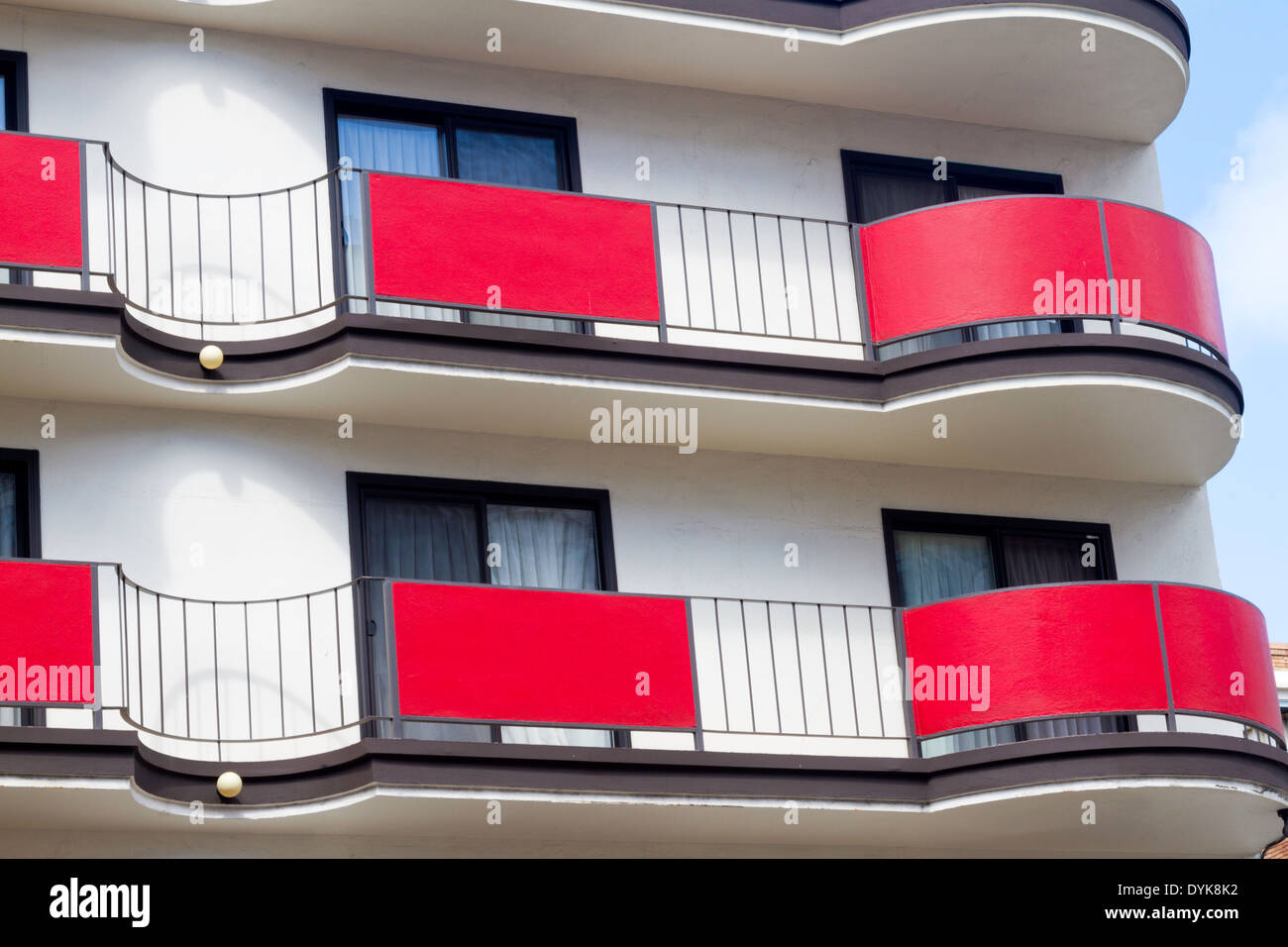 Leuchtend rote Geländer für ein Hotel im Tenderloin District von San Francisco für eine künstlerische Gestaltung. Stockfoto