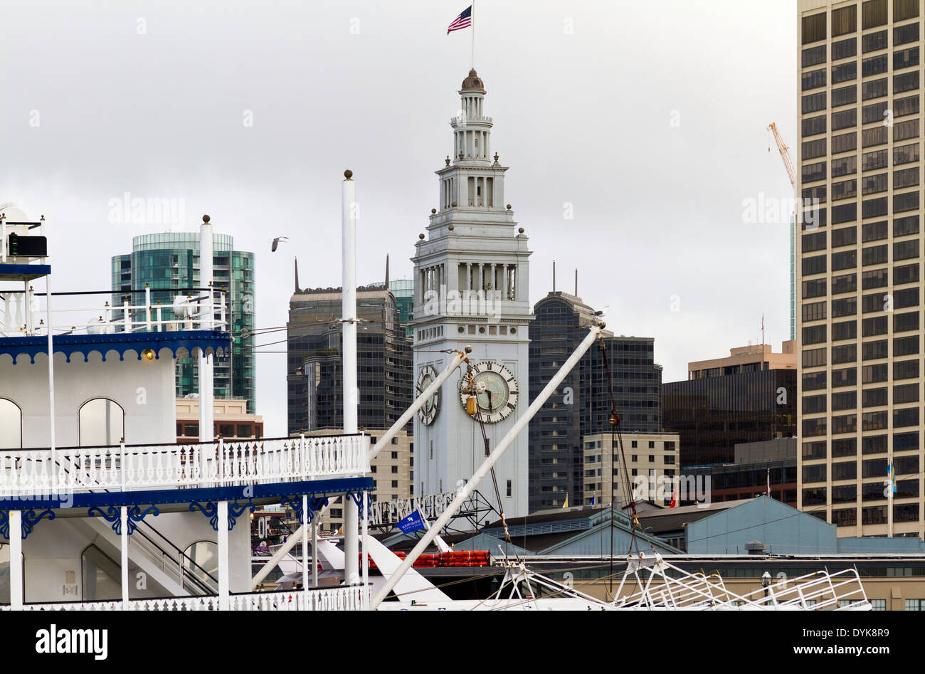 Ein Blick auf den Uhrturm Ferry Building in San Francisco gesehen von einem Pier auf der Embarcadero. Stockfoto