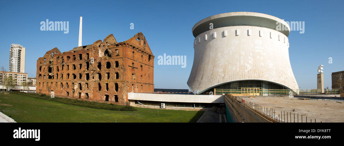 Während des 2. Weltkrieges aus rotem Backstein Mühle als Kriegsdenkmal und Panorama der Stalingrader Schlacht, Wolgograd, Russland ruiniert. Stockfoto