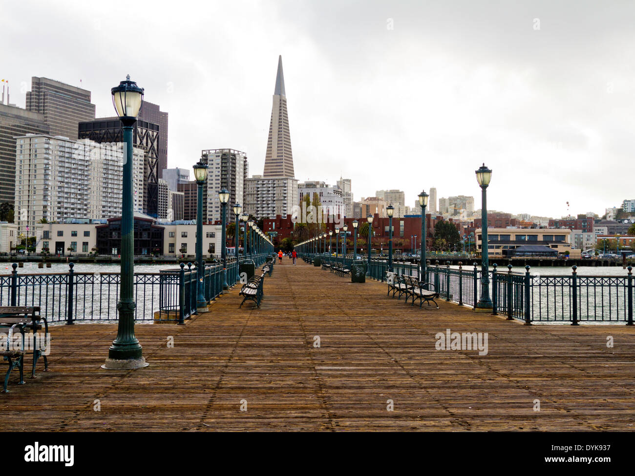 Die Transamerica Pyramid gesehen von einem Pier auf der Embarcadero in San Francisco, Kalifornien. Stockfoto