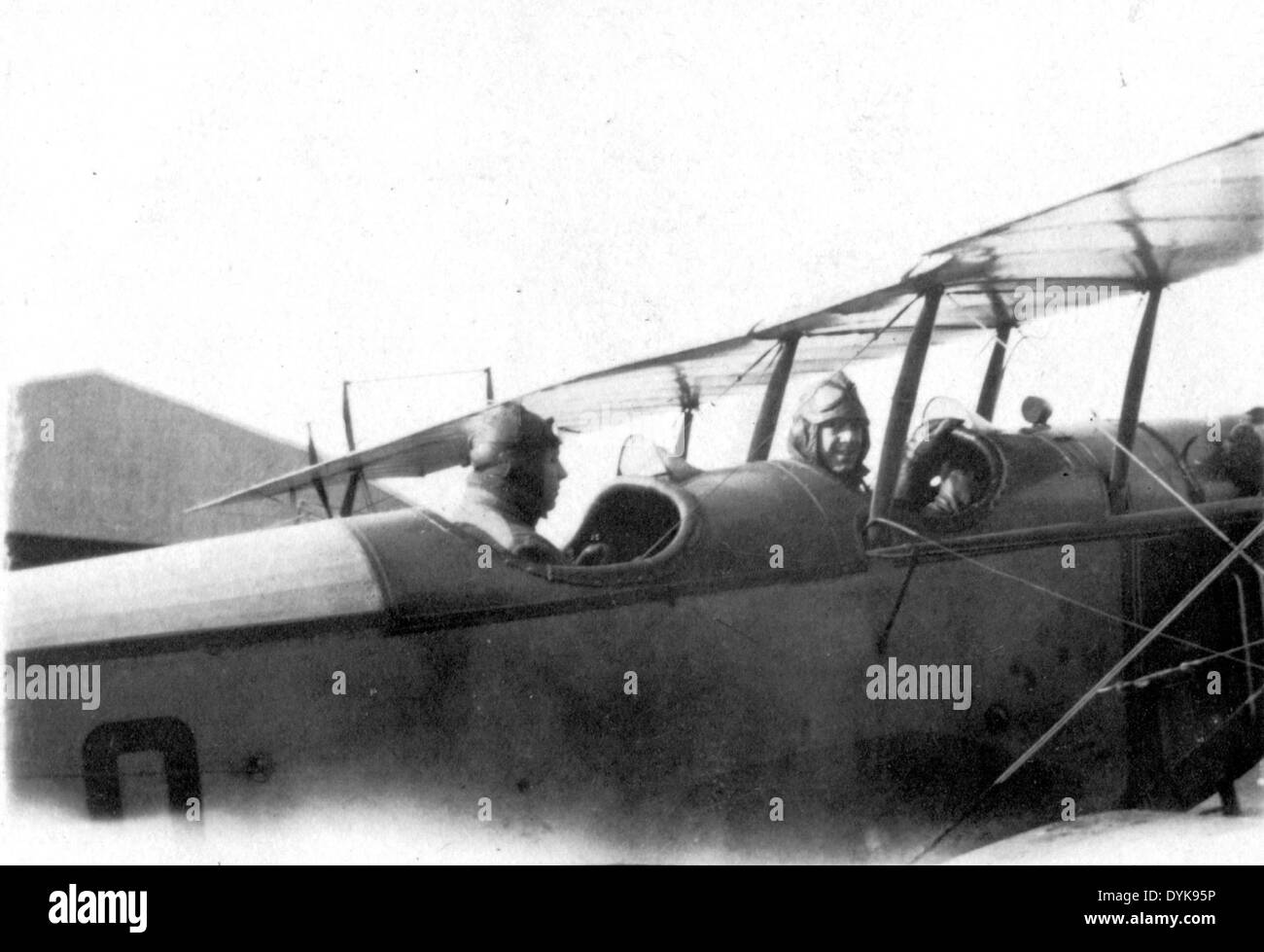 Dieses historische Foto aus der Z. B. Leonhardt Special Collection zeigt zwei Piloten in einem Cockpit, um 1918, während der prägenden Jahre der Luftfahrt. Das Bild spiegelt die Luftfahrtausrüstung und den frühen Flugbetrieb der Ära wider. Stockfoto