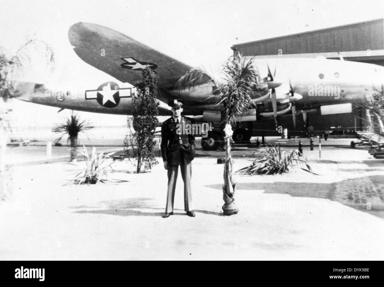 Die C-69 Constellation, eine militärische Version der zivilen Lockheed Constellation, wurde während des Zweiten Weltkriegs für Truppentransporte und Frachtmissionen verwendet. Sein markantes Dreiheck-Design machte es zu einem der bekanntesten Flugzeuge seiner Zeit. Stockfoto
