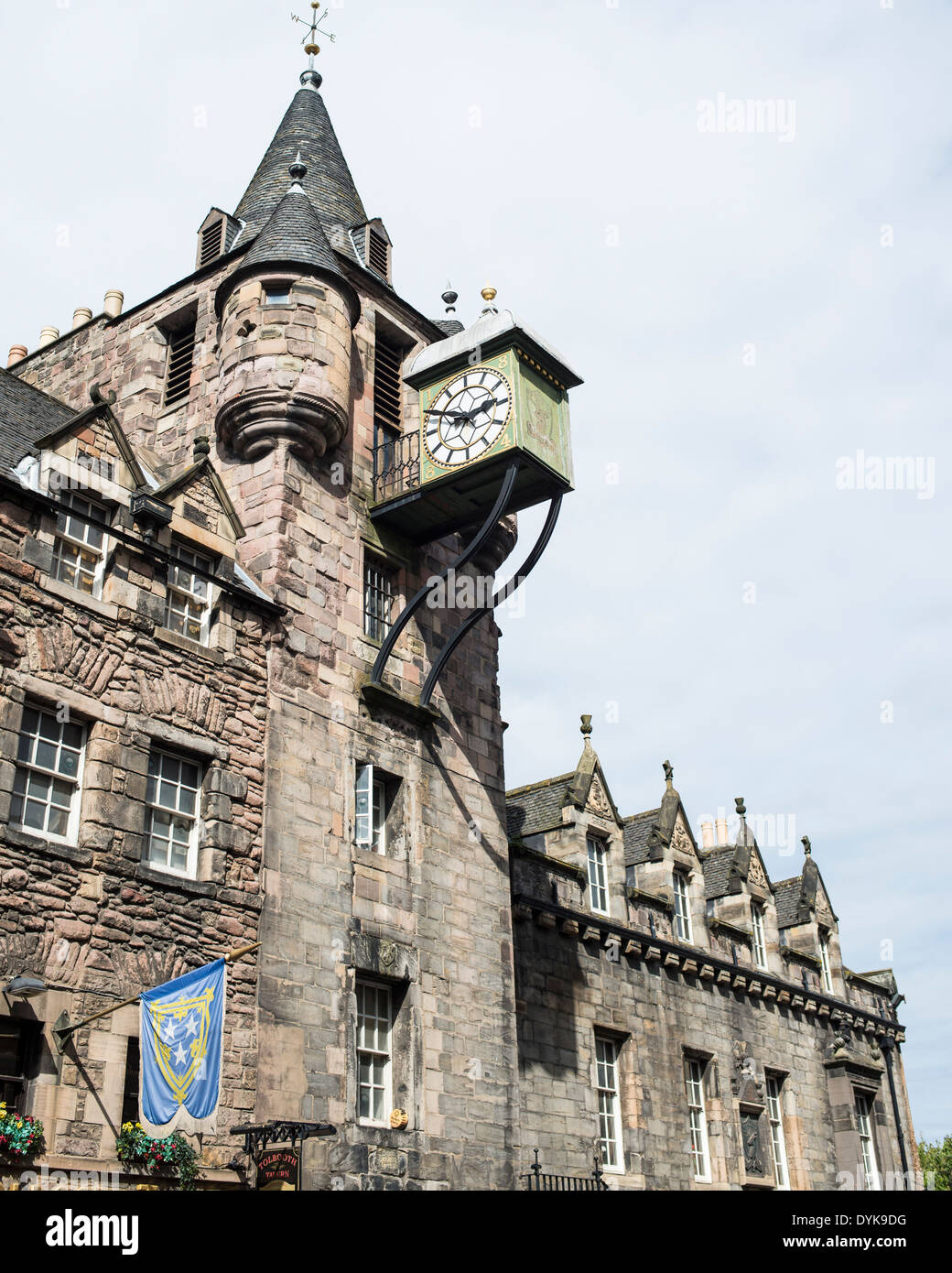 Uhrturm in Edinburghs Royal Mile Stockfoto