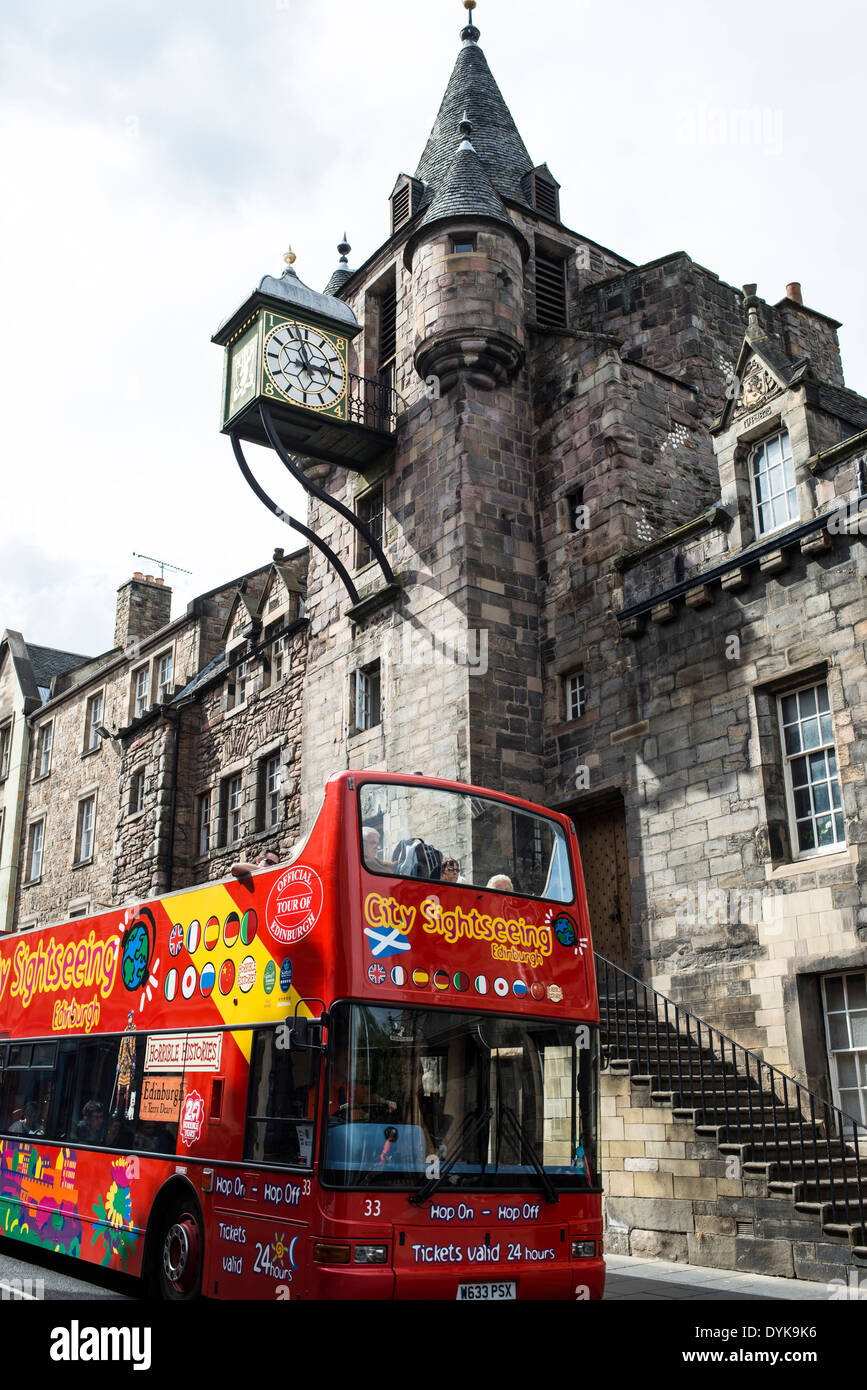 Touristenbus in der Royal Mile, Edinburgh Stockfoto