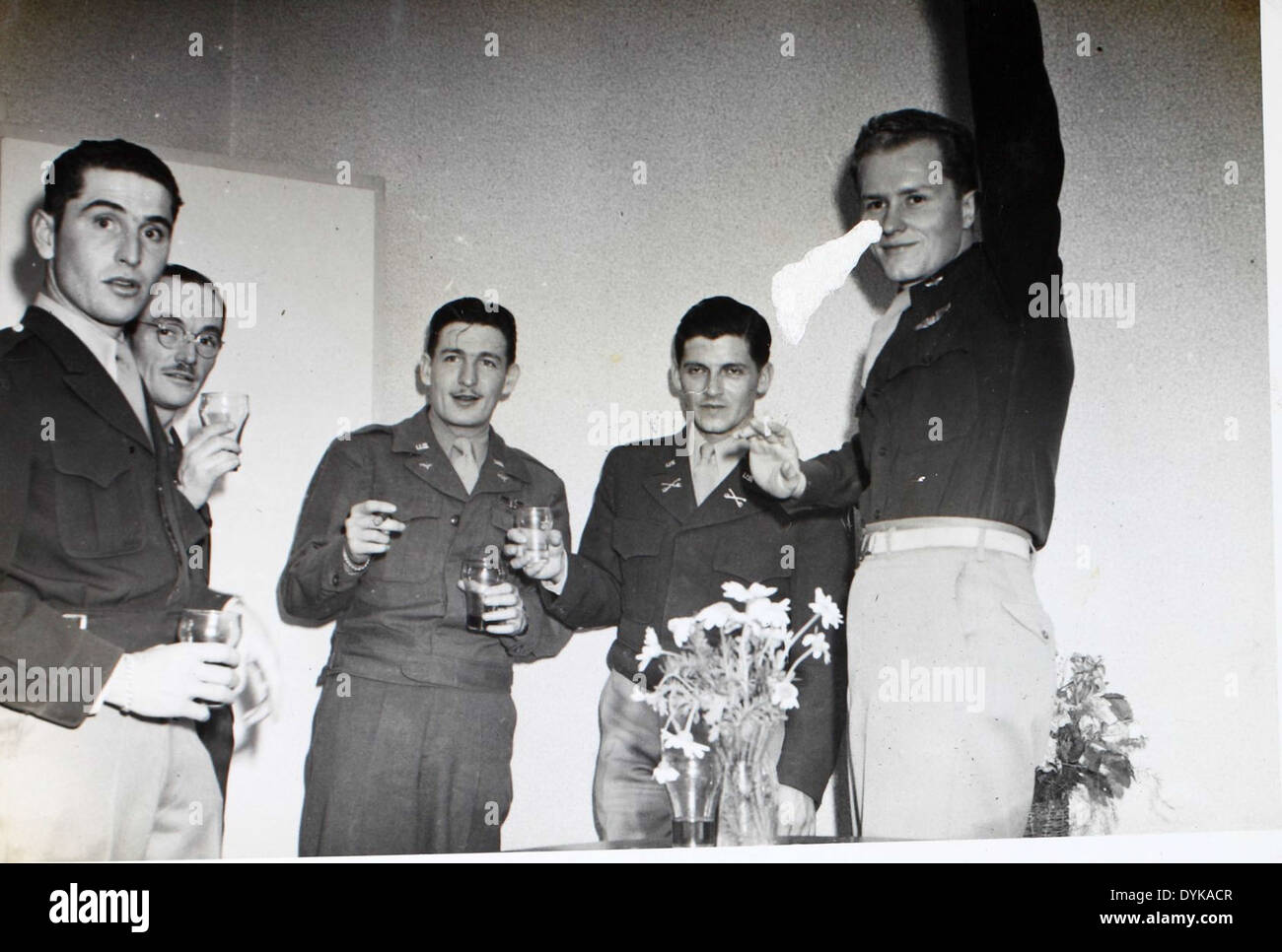 Dieses Bild der 125th Liaison Squadron spiegelt die Rolle der Geschwader während des Zweiten Weltkriegs wider. Die 125th war maßgeblich an der Bereitstellung wichtiger Kommunikations- und Aufklärungsunterstützung während militärischer Operationen beteiligt. Ihre Flugzeuge wurden zur Aufklärung eingesetzt und flogen oft tief, um feindliche Radardetektionen zu vermeiden. Stockfoto