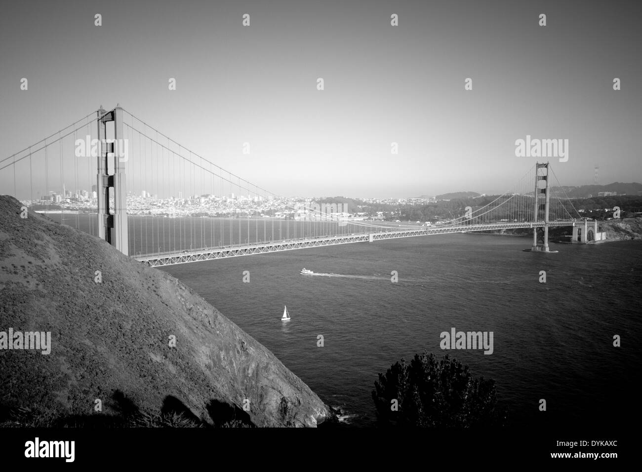 Ein schwarz-weiß-Luftbild von der Golden Gate Bridge von Marin County, Kalifornien gesehen. San Francisco ist in der Ferne. Stockfoto