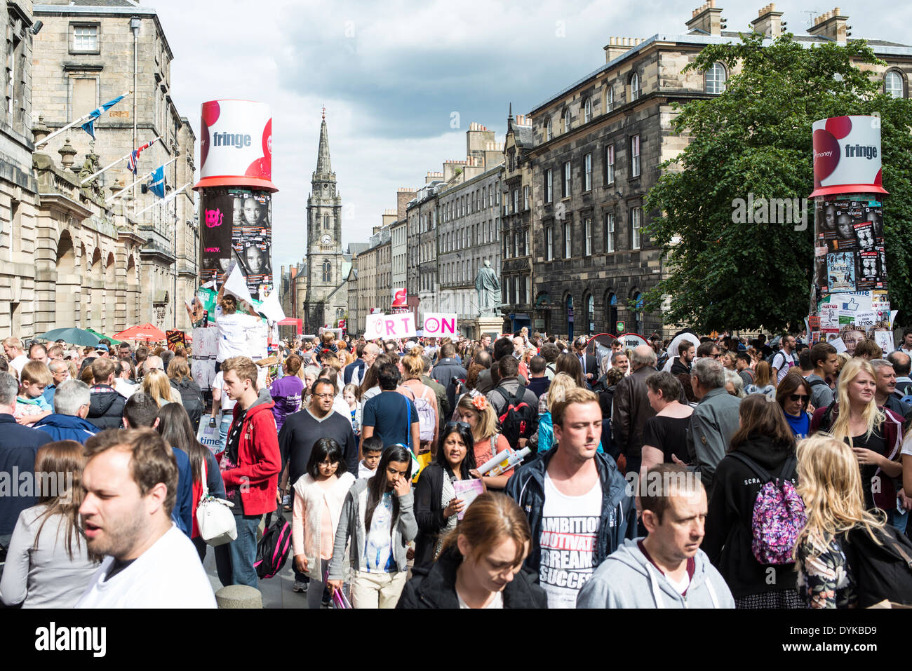 Menge in der Royal Mile während 2013 Edinburgh Fringe Festival Stockfoto