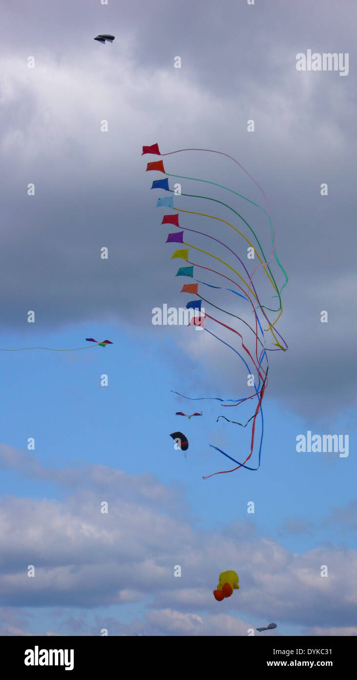 Kinder Lassen Bunte Drachen steigen Stockfoto