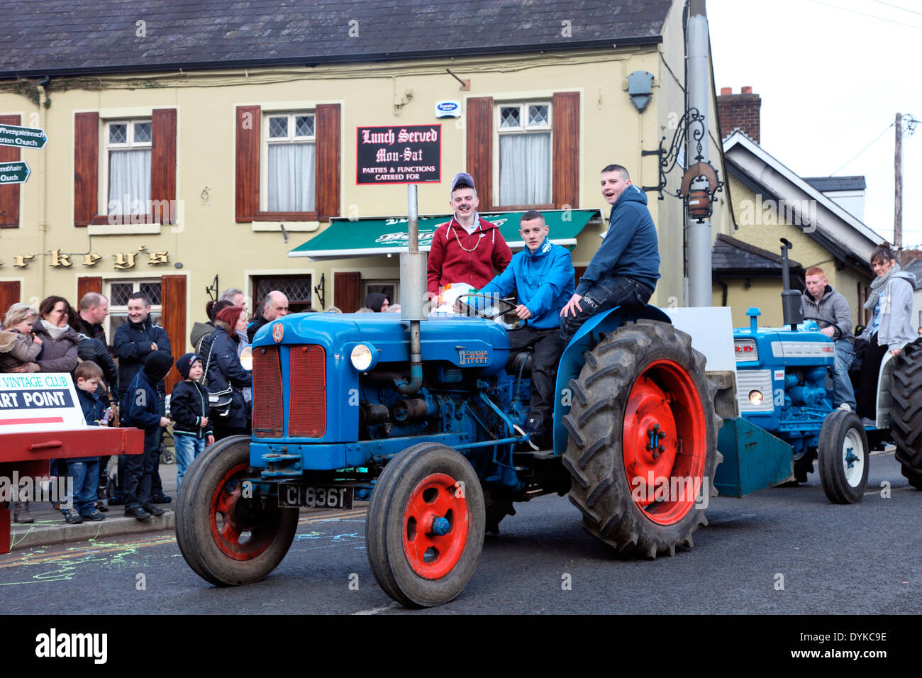 Fordson Major Diesel-Traktor in der St. Patricks Day Parade in Carrickmacross Co. Monaghan, Irland Stockfoto