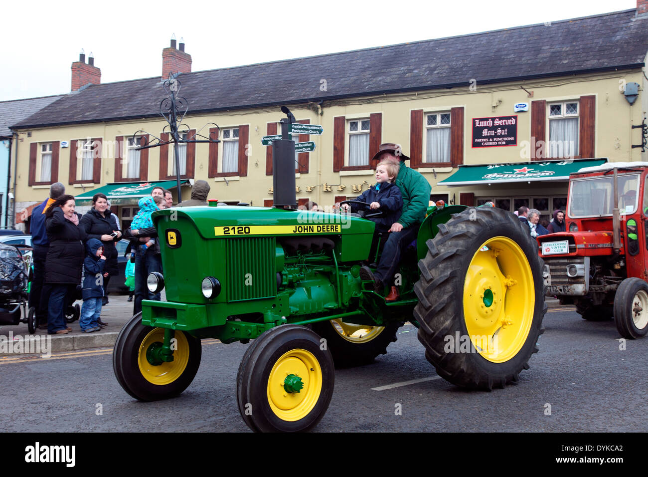 John Deere Traktor in der St. Patricks Day Parade in Carrickmacross Co. Monaghan, Irland Stockfoto