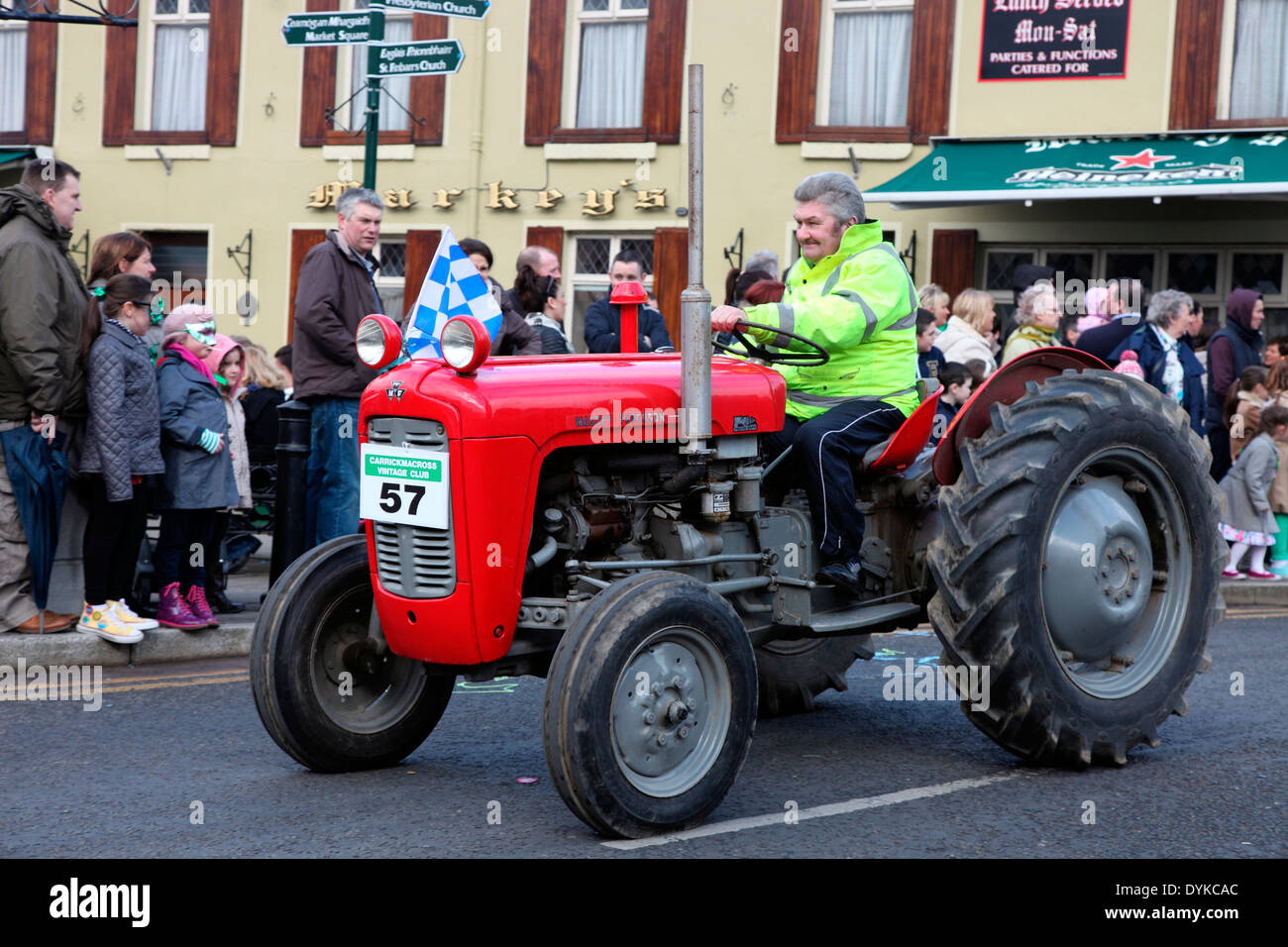 Massey Ferguson Oldtimer-Traktor in der St. Patricks Day Parade in Carrickmacross Co. Monaghan, Irland Stockfoto