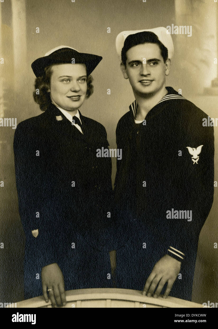 Curtis Peterson und Ethel Shultz posieren während des Zweiten Weltkriegs für ein Verlobungsprait im Breakers Hotel in Palm Beach, Florida. Das Foto zeigt Militäruniformen und spiegelt die Kriegspraktiken der Epoche wider. Stockfoto