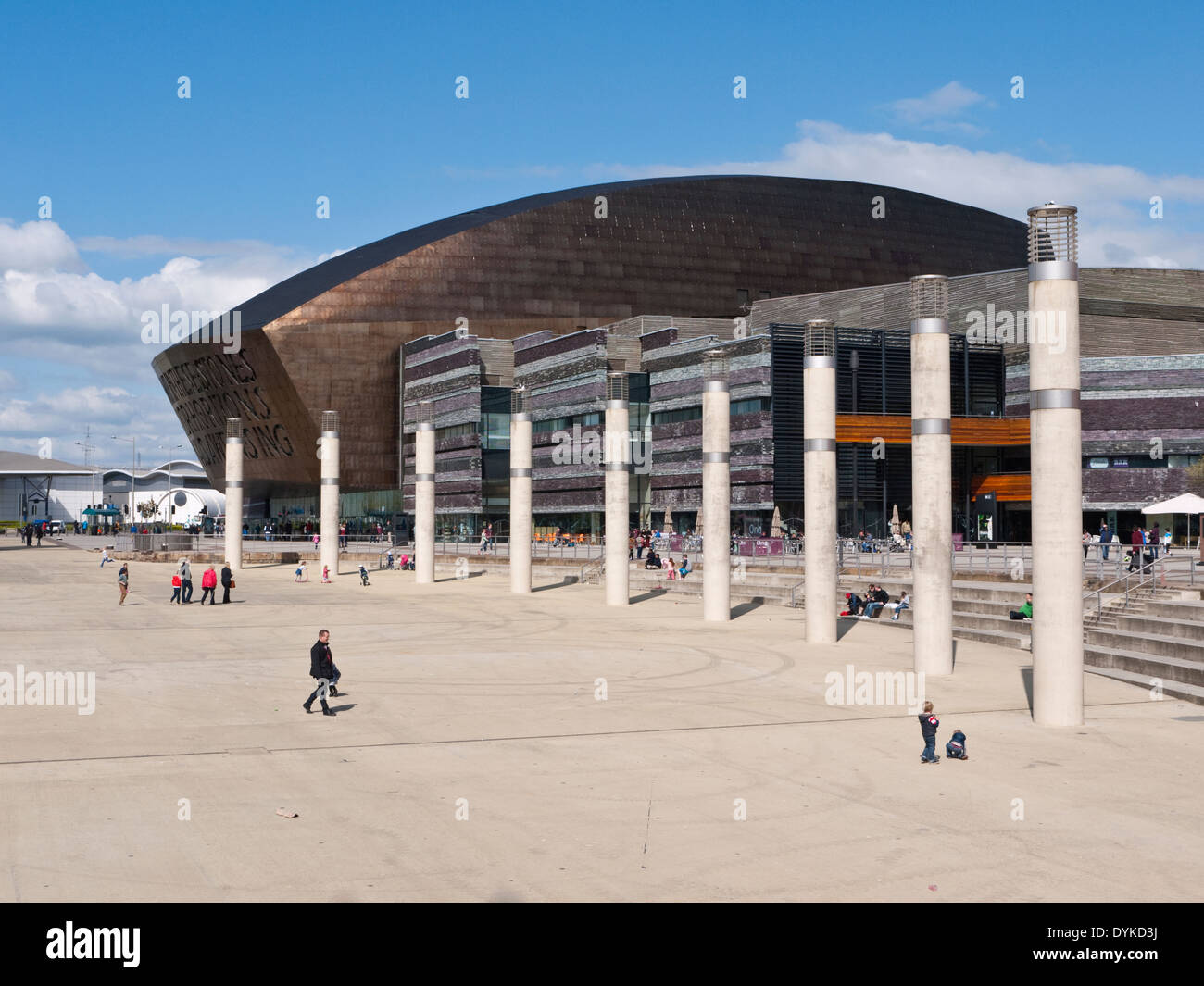 Das Wales Millennium Centre Arts Centre an Roald Dahl Plass in Cardiff Bay Stockfoto