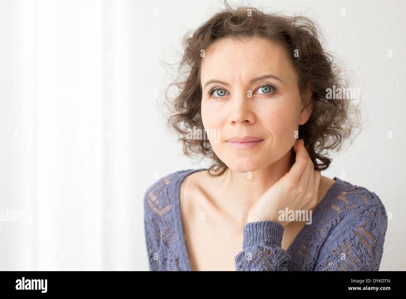 Glückliche Braunhaarige Frau mit attraktiven Lächeln Stockfoto