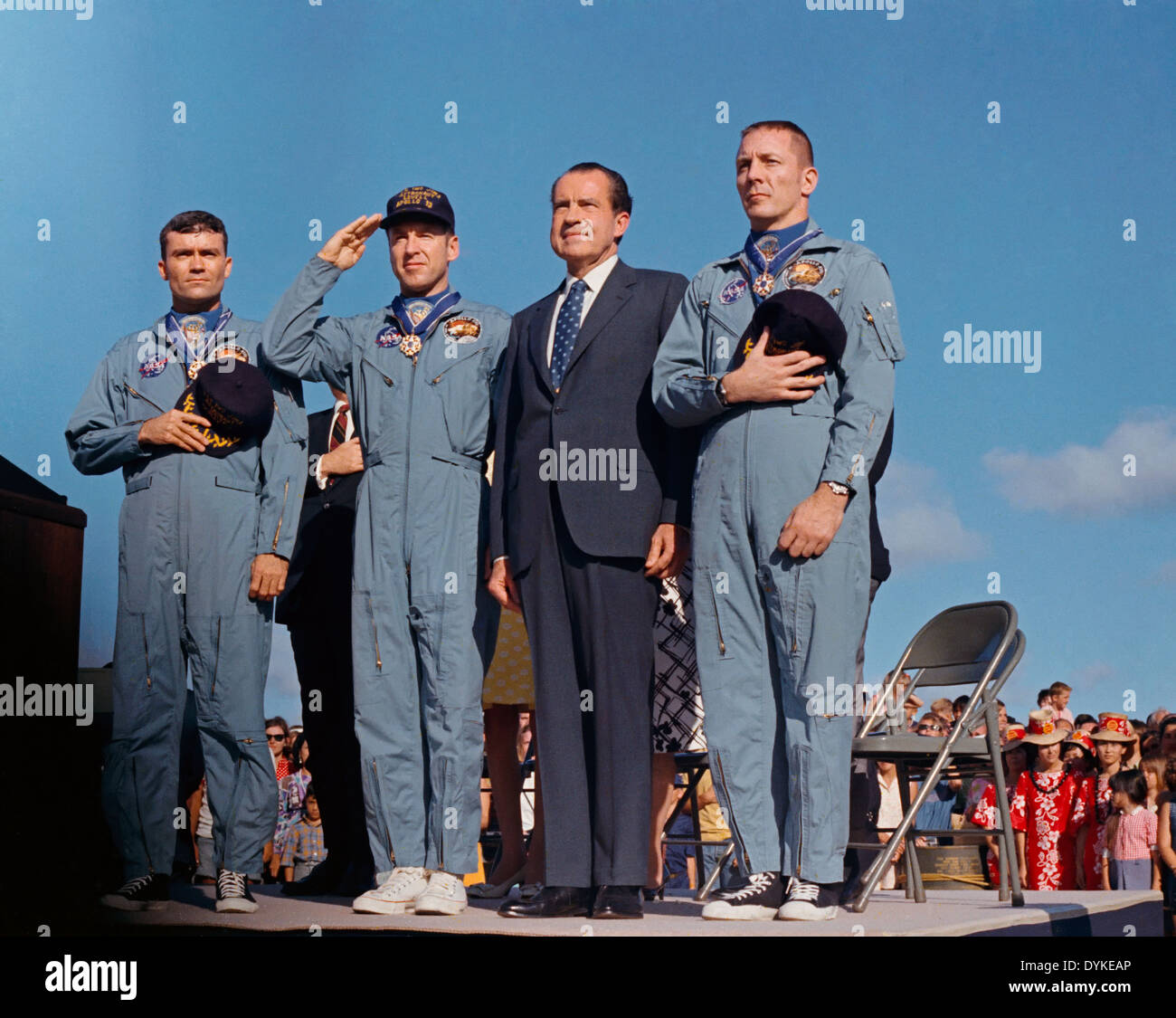 US-Präsident Richard M. Nixon und die Astronauten von Apollo 13 vor präsentiert mit der Presidential Medal Of Freedom im Rahmen einer Post-mission Zeremonie auf Hickam Air Force Base 18. April 1970 in Honolulu, Hawaii stramm stehen. L, R: Fred W. Haise Jr., James A. Lovell Jr. und John L. Swigert Jr. Die Besatzung von Apollo 13 wasserte 17. April 1970, über einen Tag und eine Hälfte vor der Preisverleihung. Stockfoto